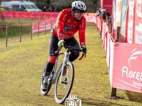 Sepp Vervliet (23) op de witte cross- en gravelfiets ter waarde van 3.000 euro die nu gestolen werd.
