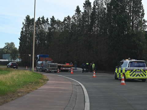 Een vrachtwagen verloor in een bocht twee zware betonplaten