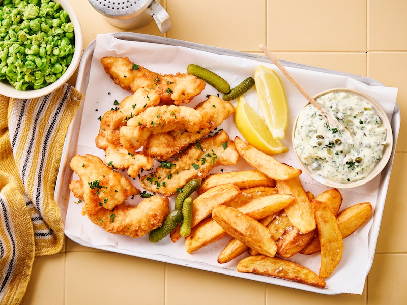 Fish-and-chips zoals het hoort: met dubbelgebakken frieten, goudbruine vis en tartaarsaus