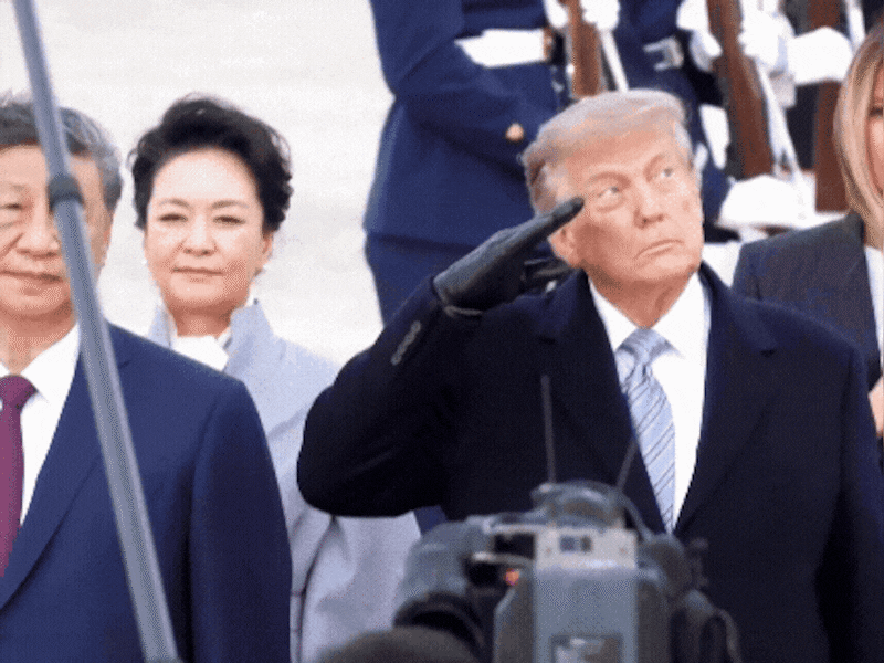 Trump krimpt in elkaar tijdens fly-over bij ontvangst Xi Jinping
