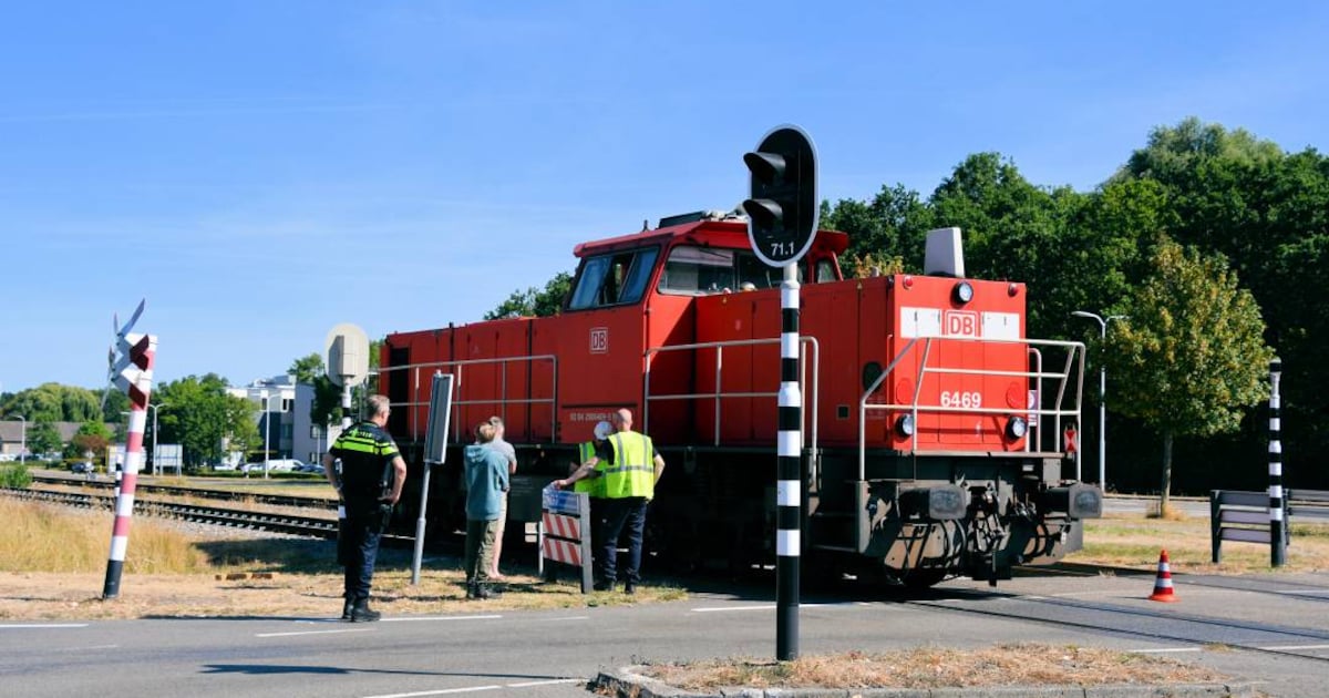 Auto botst met goederentrein in Terneuzen