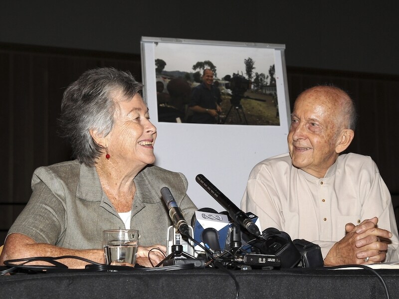 De ouders van de Australische journalist Peter Greste met een foto van hun zoon, dinsdag tijdens een persconferentie in Brisbane.