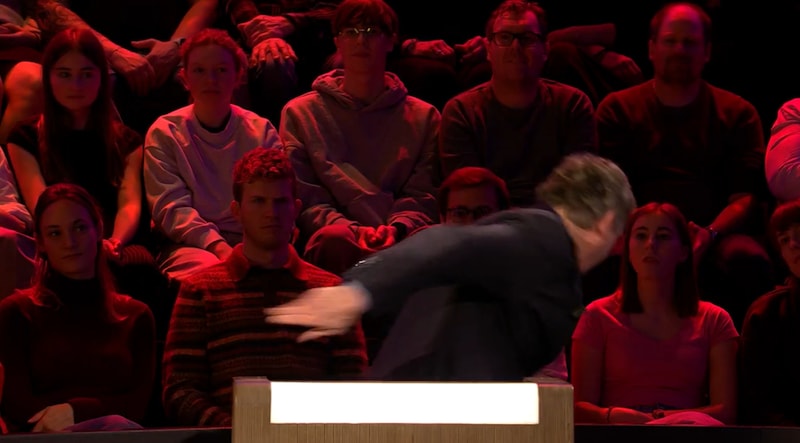 Erik struikelde iets harder dan de bedoeling was. 