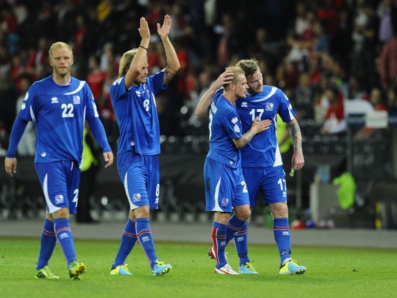 Spelers van IJsland vieren een doelpunt.