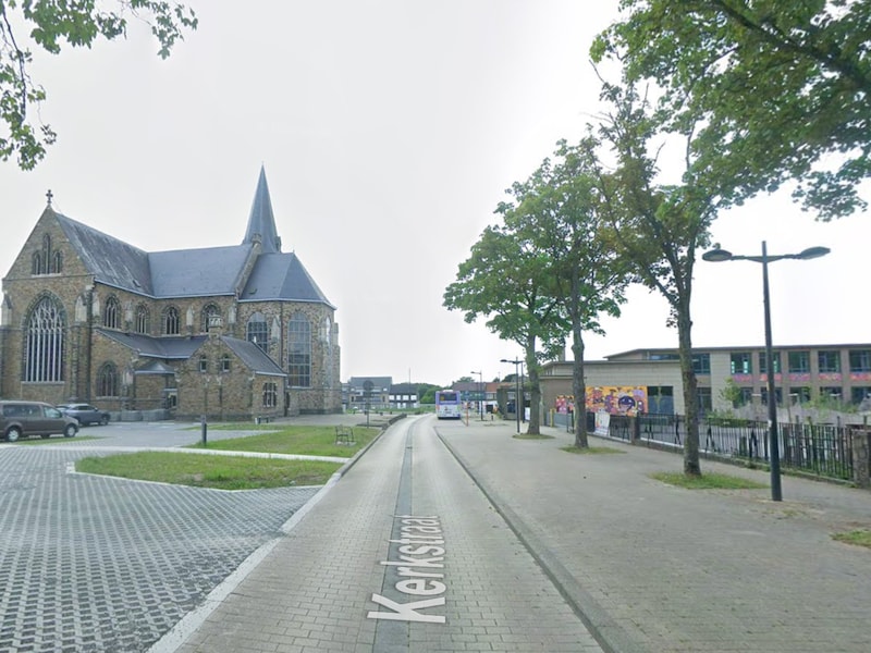 De verwarde man dwaalde rond in het centrum van As.