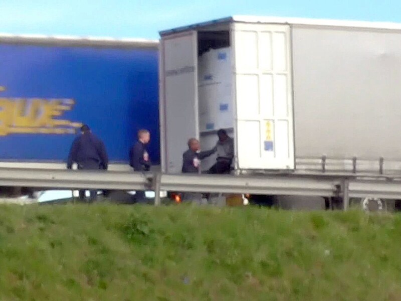 De migranten hadden zich verstopt in een vrachtwagen.