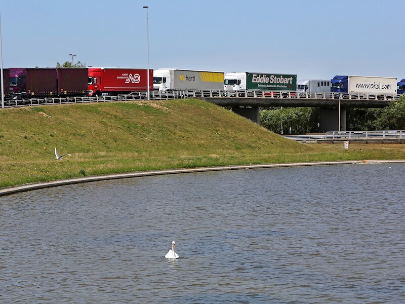 Vrachtwagens schuiven aan voor de haven van Calais.