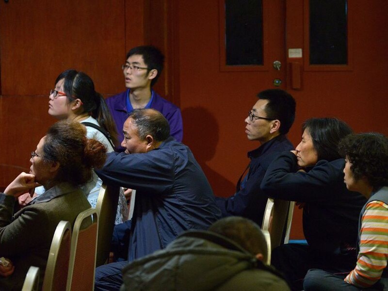 Al tien dagen zitten familieleden van de 153 Chinese passagiers in een hotel in Peking op nieuws te wachten.