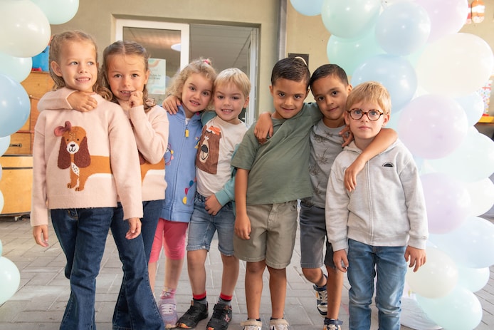 Liezy en Lena, Ines en Celest, Yassin en Yamin en Arnaud (zonder broertje Oscar die ziek thuis zit).