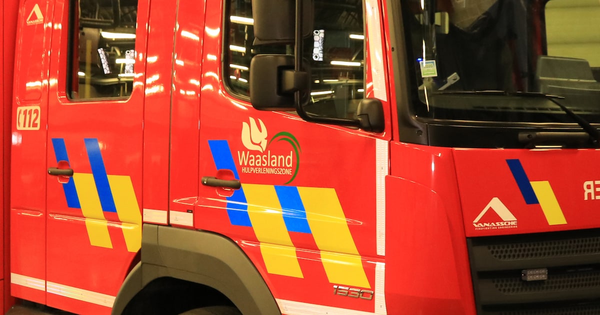 Tuinhuis en boom vatten vuur in Zwijndrecht