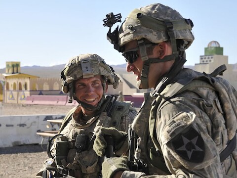 De dader, de 38-jarige sergeant Robert Bales (links) nam in augustus vorig jaar deel aan manoeuvres in het Californische Fort Irwin. Hij riskeert de doodstraf.
