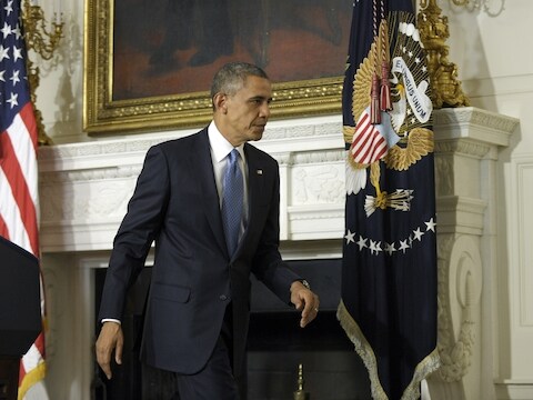 Obama verlaat het spreekgestoelte in het Witte Huis na zijn verklaring.