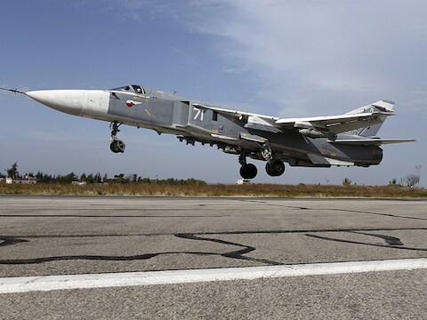 Een Russische Su-24-jet vertrekt vanop de luchtmachtbasis nabij Latakia.