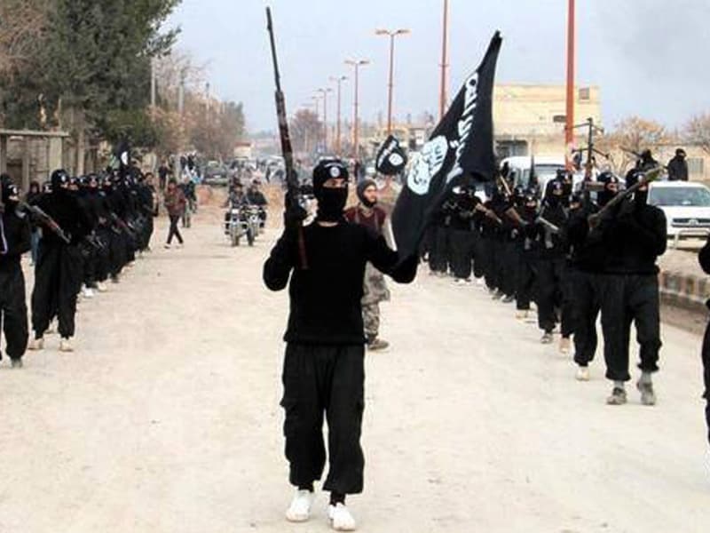 ISIS-strijders marcheren in de Syrische stad Raqqa. Foto uit januari.