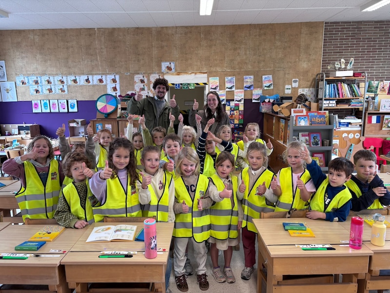 Schepen Simon Van Quickelberghe op bezoek bij het eerste leerjaar van VBS Etikhove om fluohesjes uit te delen.