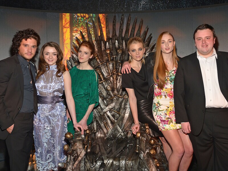 Kit Harington (helemaal links) en Rose Leslie (in het groen), samen met andere acteurs uit Game of Thrones.