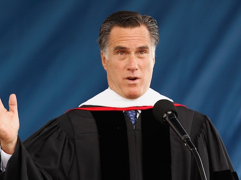 Mitt Romney, nu ook verkrijgbaar in donkere toga, tijdens zijn toespraak op de Liberty University.