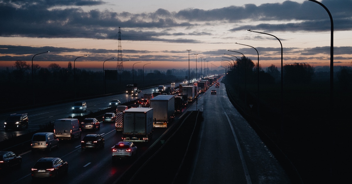40 minuten file op E313 richting Hasselt door ongeval ter hoogte van Geel-West: linkerrijstrook vers