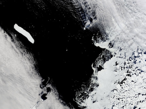 Deze foto van NASA's Terra-satelliet toont de grootste ijsberg ter wereld, A-76A, in de Straat Drake Passage bij Antarctica.