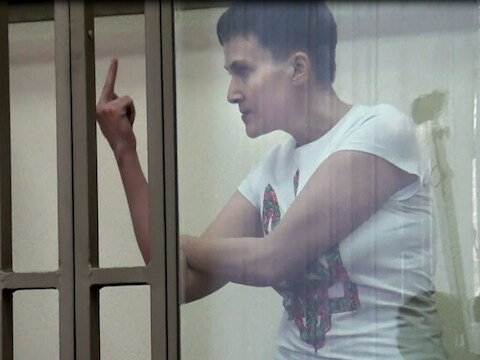 Savchenko riskeert meer dan 20 jaar cel in Rusland als ze schuldig wordt bevonden van het doorspelen van coördinaten van twee Russische journalisten die door de Oekraïnse troepen werden gedood.