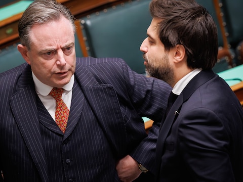 MR-voorzitter Bouchez (rechts) voert de druk op N-VA en premier De Wever op.