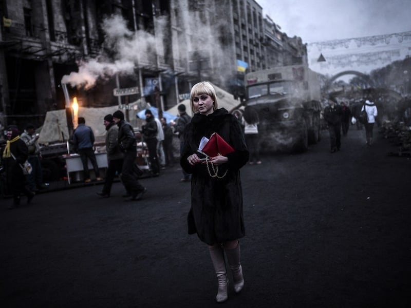 Een vrouw op het Onafhankelijkheidsplein in Kiev.