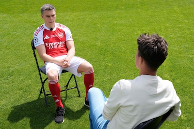 “Iedereen was écht uitgelaten”: wij spraken Leandro Trossard twee dagen na historische titel met Arsenal