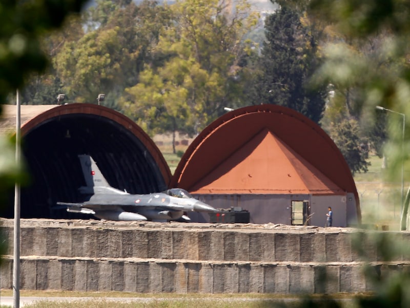 De luchtmachtbasis in Adana.