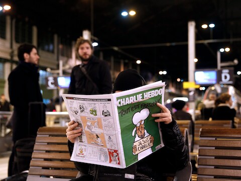 In veel Franse krantenwinkels was er even na 6 uur 's morgens geen Charlie Hebdo meer te koop.