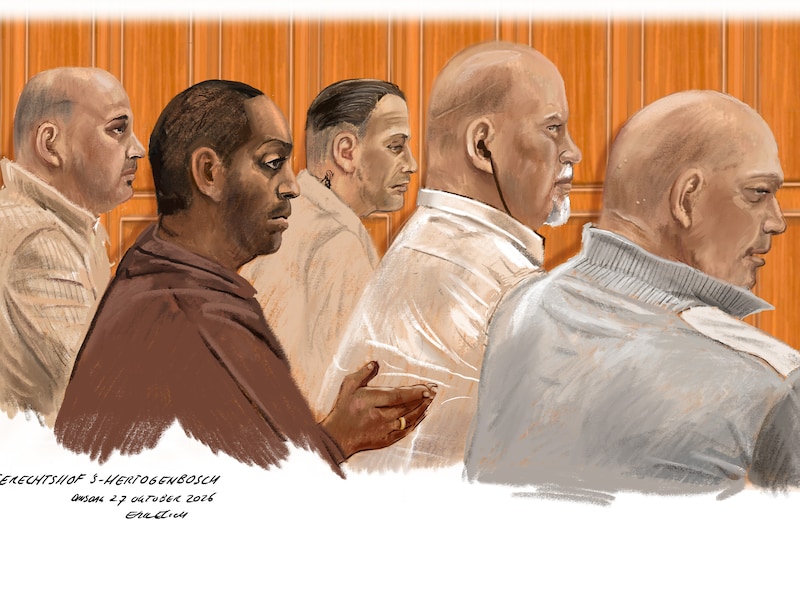 De verdachten van een vermeende xtc-bende: uiterst rechts Paulie B. junior, links van hem Paulie B. senior. 