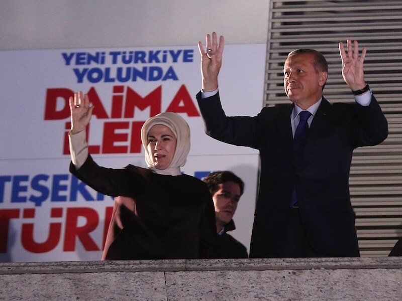 Erdogan en zijn vrouw Emine begroeten hun aanhang in de hoofdstad Ankara.