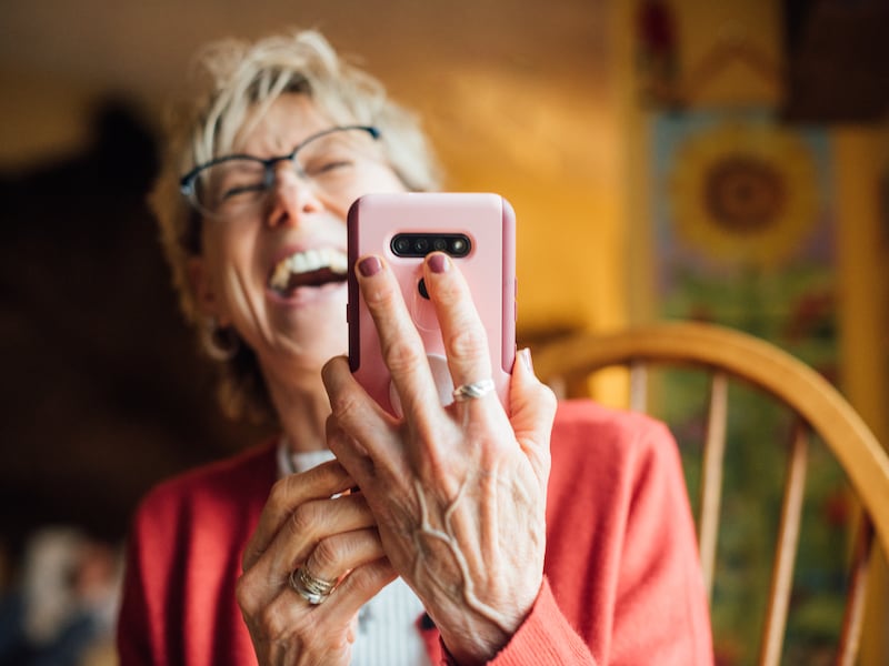 Vooral 60-plussers betalen consequent te veel voor hun telecomabonnement: hoe komt dat?