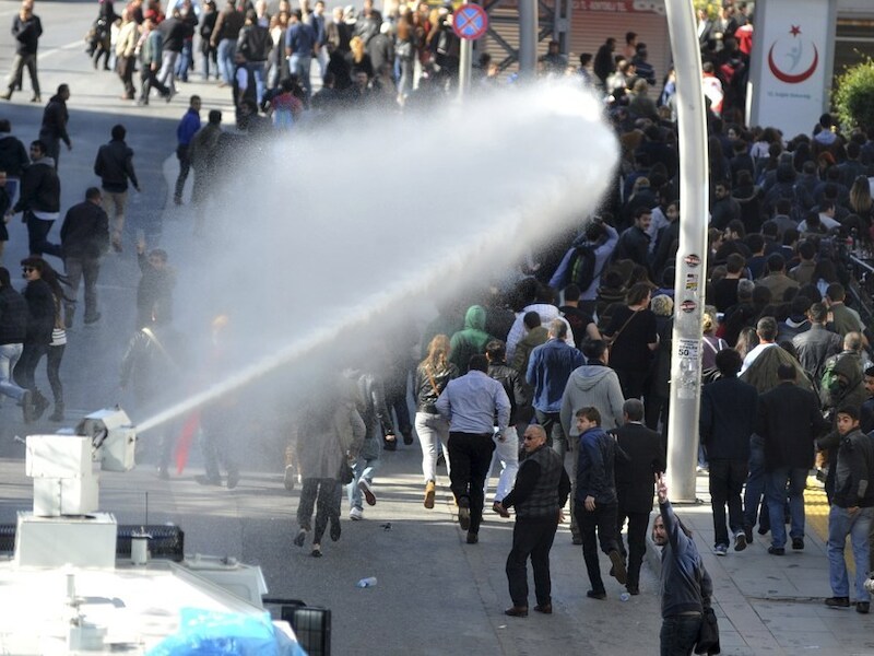 De politie spuit met waterkanonnen op demonstranten in Ankara.