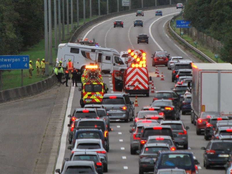 Een mobilhome belandde op zijn zij op de E19 in Mechelen-Noord.