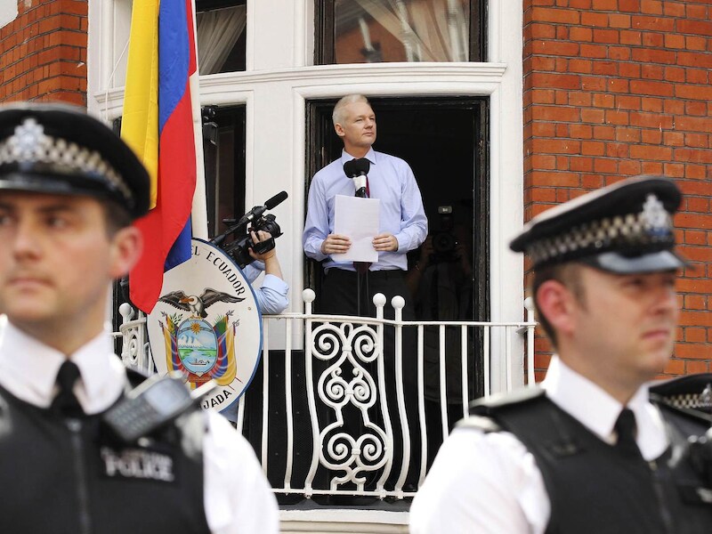 WikiLeaks-oprichter Julian Assange spreekt met de pers vanuit de ambassade van Ecuador in Londen. (Archiefbeeld)