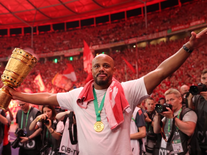 “Dit is groots. Ik heb zoveel emoties gevoeld”: uitzinnige en trotse Vincent Kompany luid toegezongen na dubbel met Bayern München