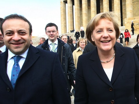 De Turkse minister voor Europese Zaken, Egemen Bagis, en bondskanselier Anela Merkel tijdens een ontmoeting in maart jongstleden.