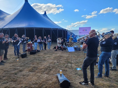 Het armoedekoor van Al-arm vzw zal het festival openen samen met huisfanfare Die Hards.