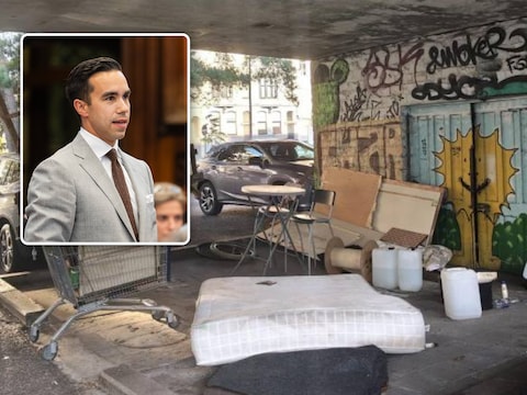 Plots lag er een halve inboedel onder de brug, bleek dat het lokaaltje achter de deur op de foto gekraakt en dan ontruimd werd., Inzet: Mathieu Cockhuyt van N-VA