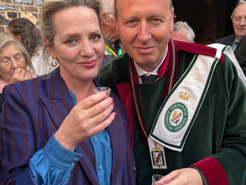 Daniele Melone samen met Maaike Cafmeyer, de nieuwe jeneverambassadeur van het Jenevermuseum
