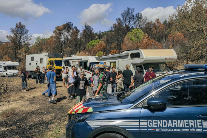Illegale rave met 2.000 deelnemers op plaats van grote brand in Frankrijk  nog steeds aan de gang: “Schandalig” | Buitenland | hln.be