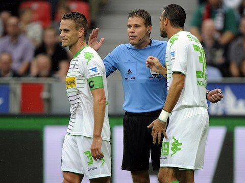 Daems (L) moest toekijken vanuit de tribune.