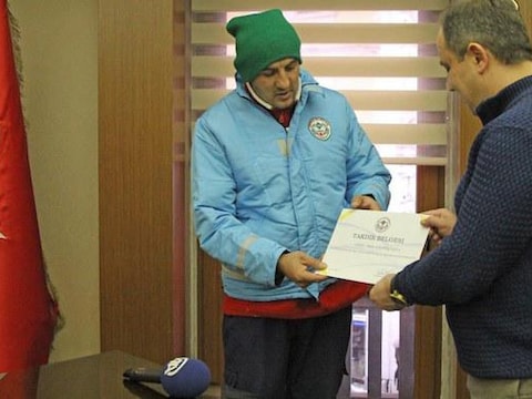 De man ontving een speciale oorkonde van de burgemeester voor zijn hartverwarmende daad.