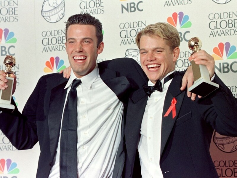 Affleck en Damon met hun Golden Globe die ze in 1998 wonnen met het scenario voor de film Good Will Hunting
