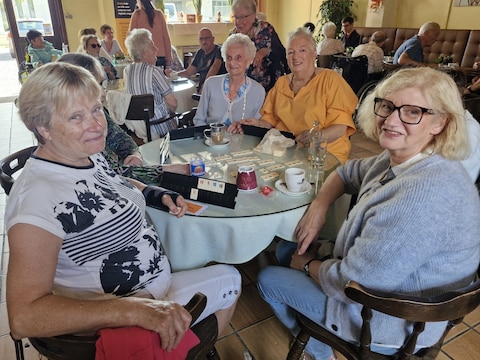 Deze dames genieten van een spelletje Rummikub in de koffiebar van DC De Companie