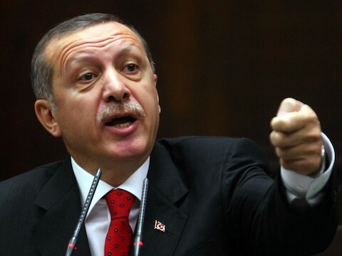 De Turkse premier Erdogan reageert op de dodelijke schermutselingen tussen zijn land en Syrië.