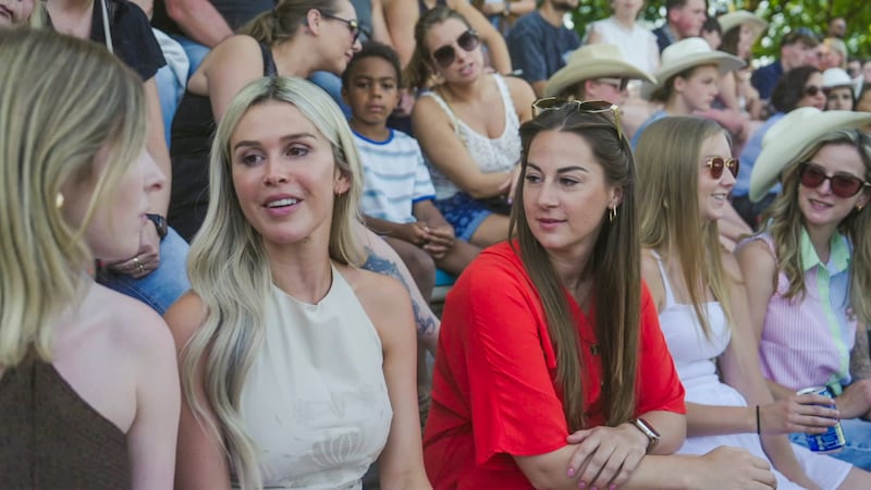 Het doet Sien deugd om haar hart te luchten bij haar vriendinnen.