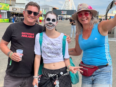 Jolie Vangaelen (14) en haar ouders zijn speciaal uit het Nederlandse Heerle naar Suikerrock in Tienen afgezakt voor Joost Klein.