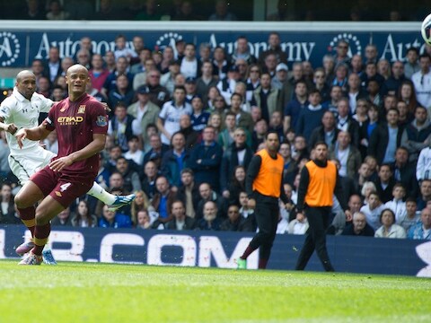 Kompany kan Defoe niet van de 2-1 houden.