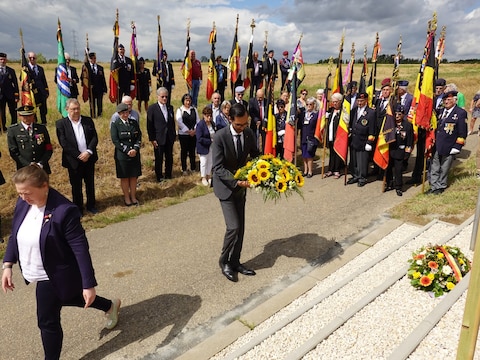 84 jaar na de crash brachten tientallen aanwezigen bloemenhulde aan het monument voor de bemanning van de Wellington BJ831.